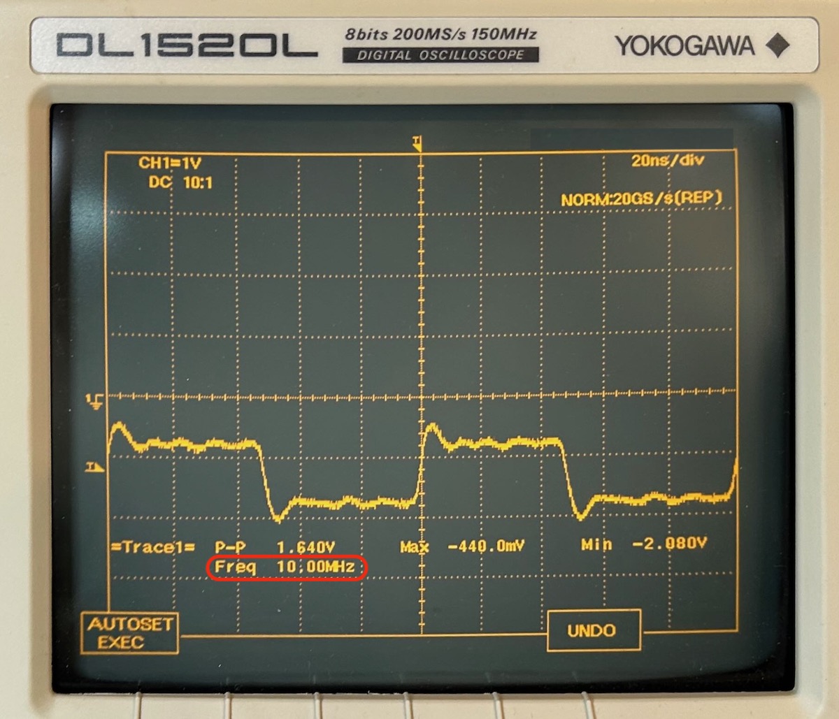10MHz signal on Yokogawa oscillscope screen