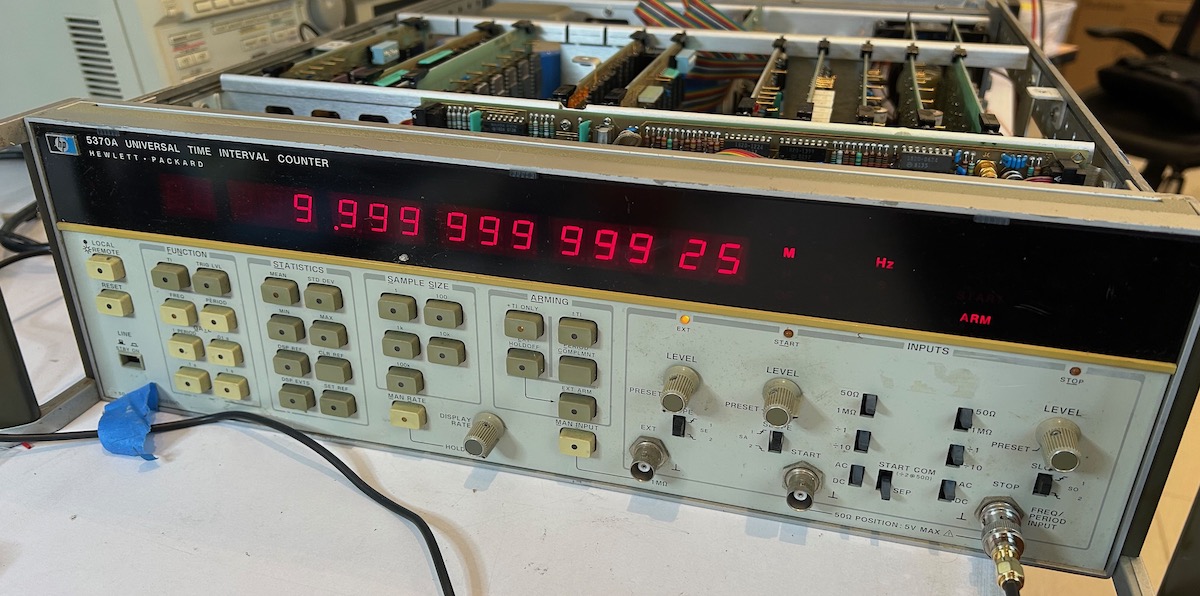 HP 5370A measuring a frequency of 9,999,999.999,25 MHz