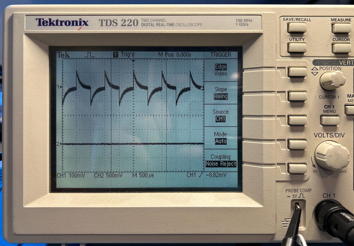 TDS220 definitely not showing a square waveform
